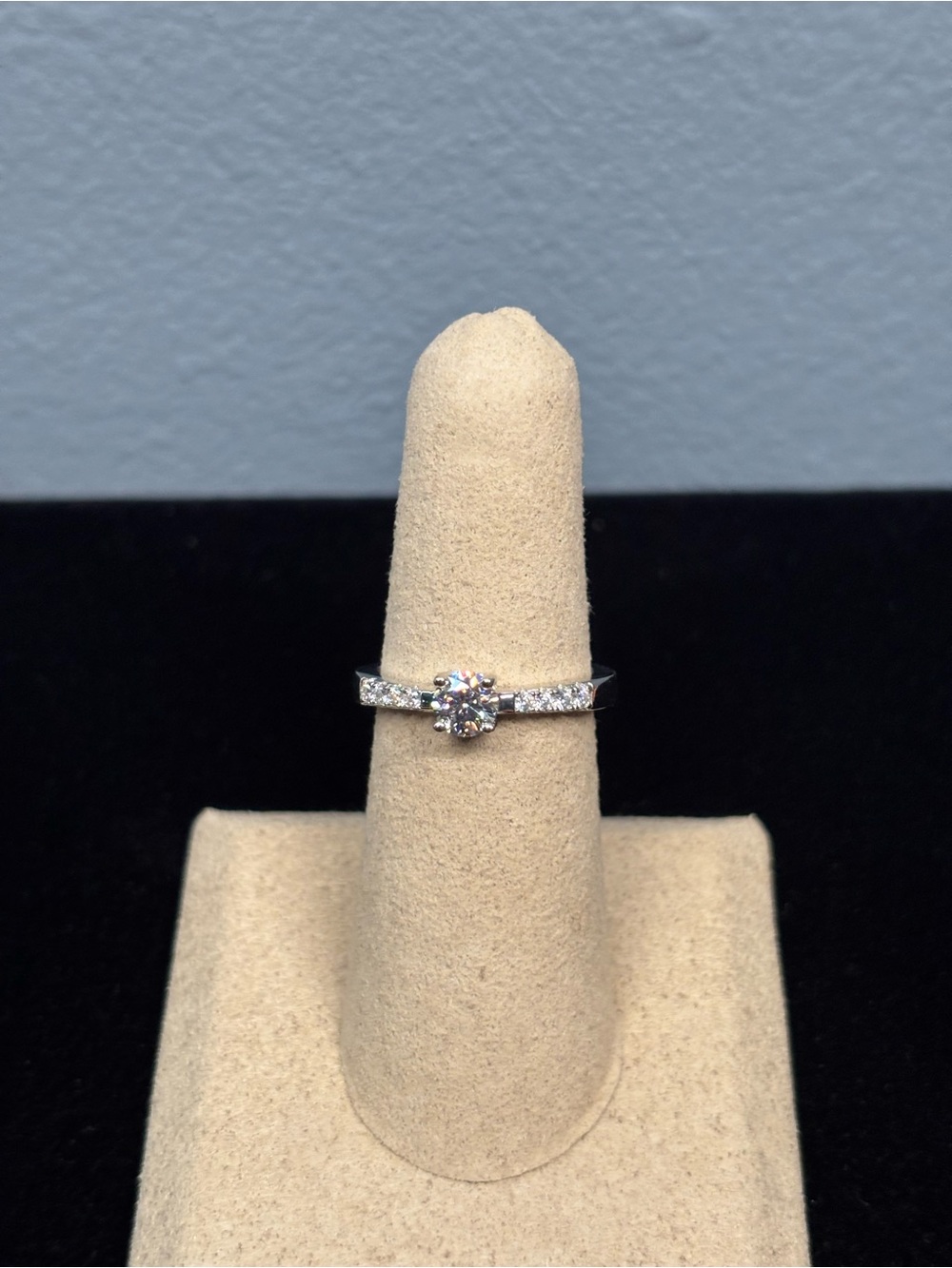 925 Sterling Silver Round-Cut Moissanite Ring (Size 7)